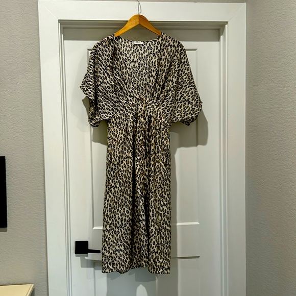 Cape sleeve animal print maxi dress - Picture 1 of 4